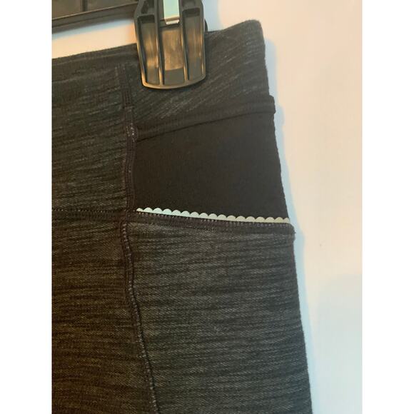 Lululemon Size 8  Heather Gray/Black Crop Legging with Roll Up legs - Picture 2 of 6